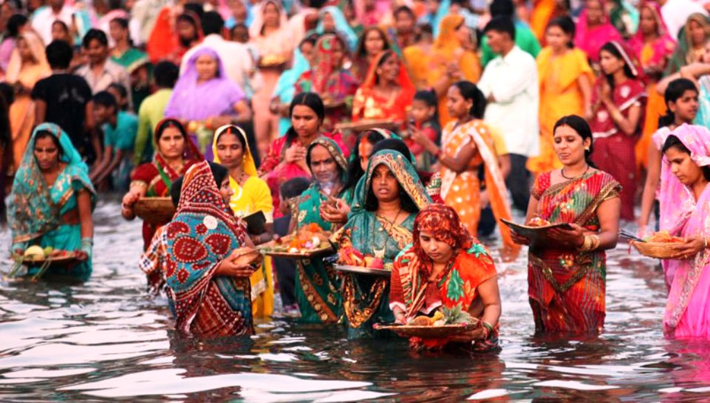 सूर्यदेवको पूजा–आराधना गरी छठ पर्व  मनाइँदै 