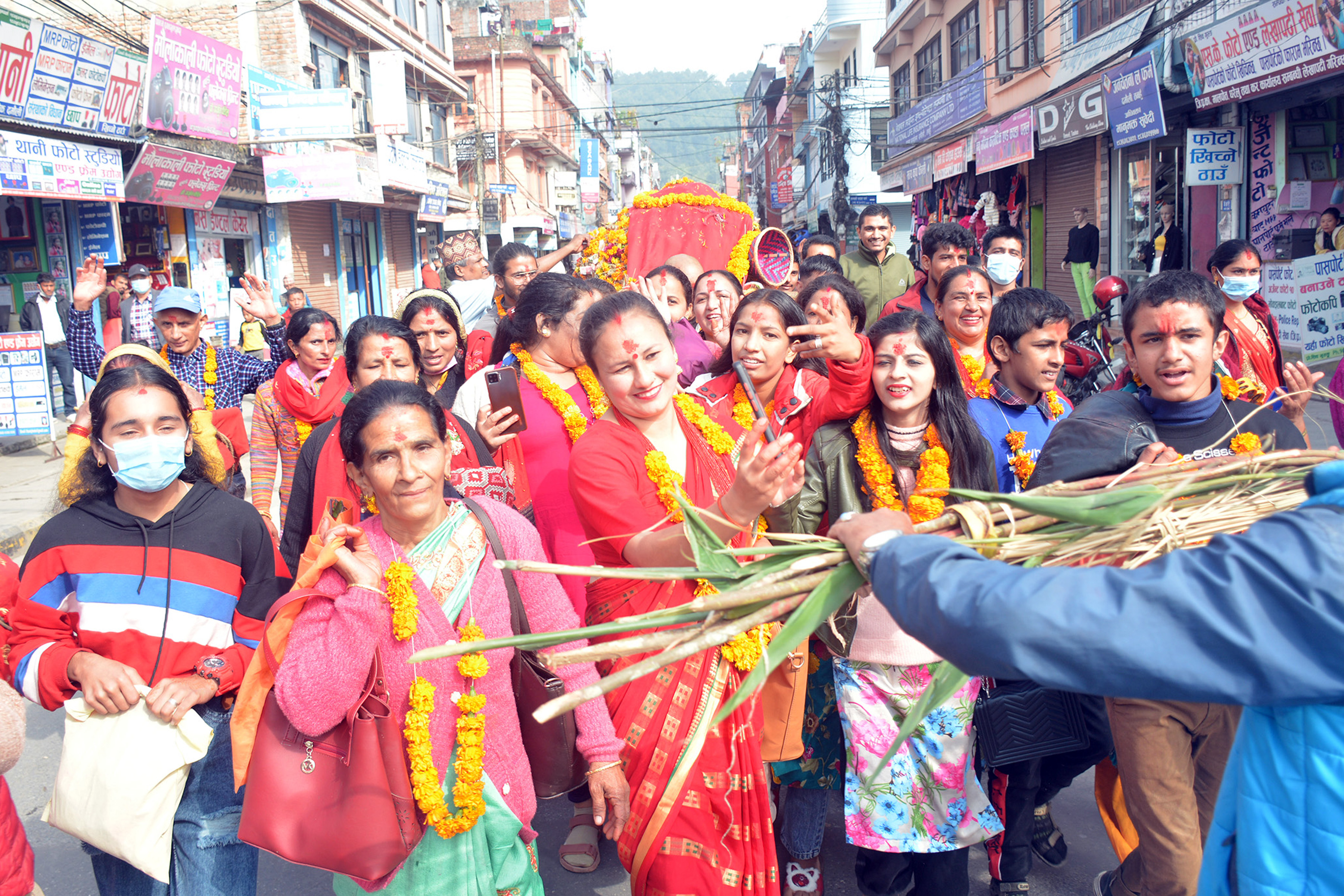 तोरण तार्न फूलको डोली सेतीमादी नदीमा लैजाँदै