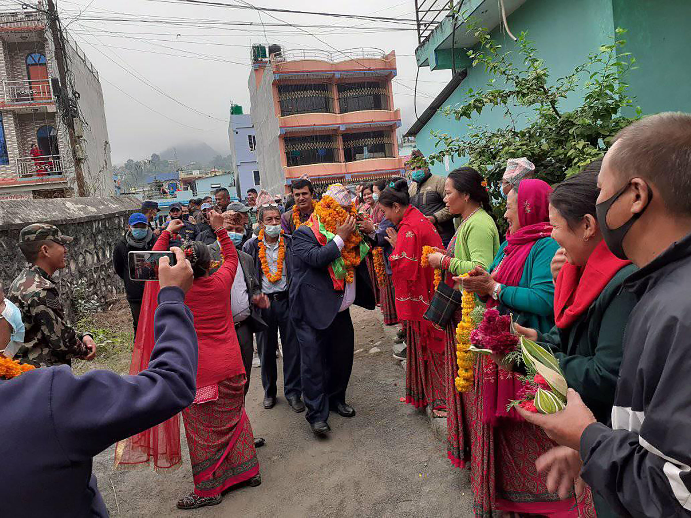 देउडा प्रतियोगिताको उद्घाटन गर्दै