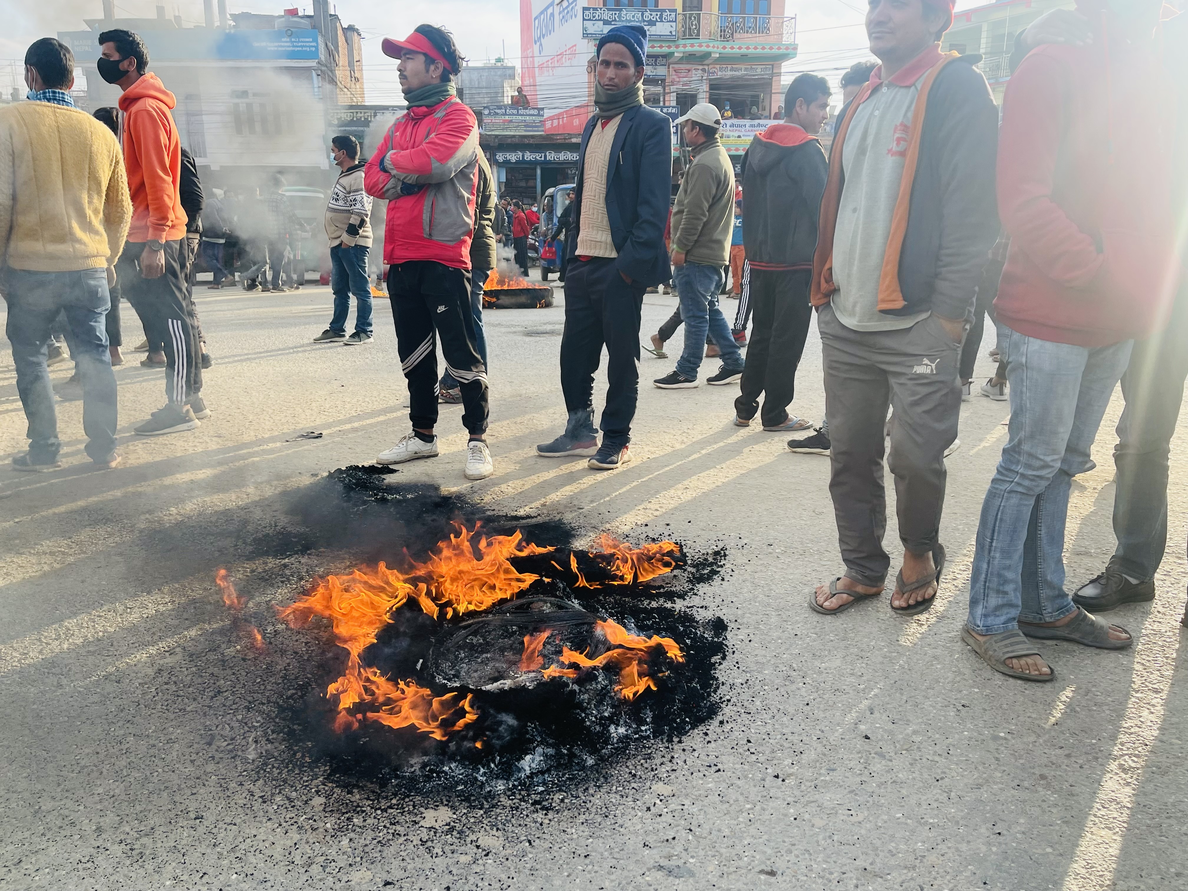 सुर्खेतमा मोटरसाईकलको ठक्करबाट एक वृद्धाको मृत्यु, सडक अवरुद्द