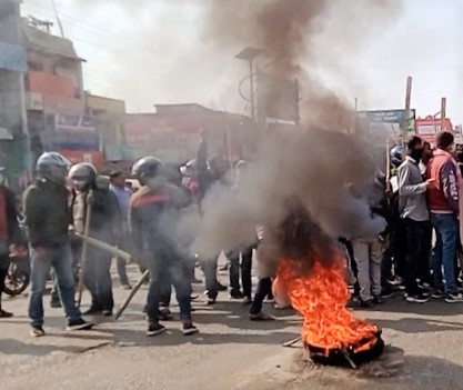 सिरहा तनावग्रत: सिके राउतका कार्यकर्ता र प्रहरीबीच झडप